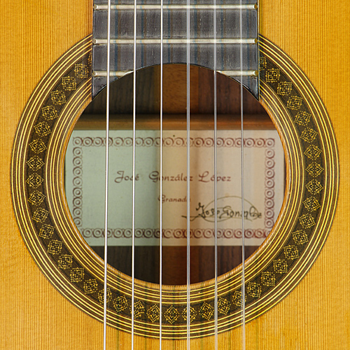 rosette and label of José González Lopez classical guitar cedar, rosewood, year 2004