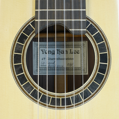 Rosette and label of a classical guitar built by guitar maker Yonghan Lee