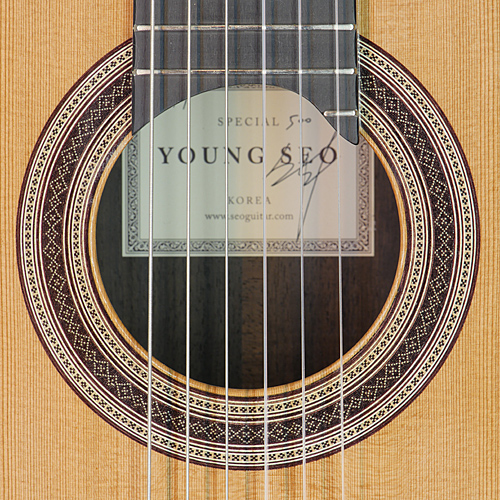 Young Seo Meistergitarre Zeder, Palisander, Baujahr 2017, Rosette, Label, Mensur 64 cm