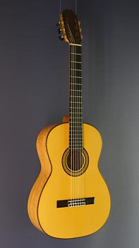 Ricardo Moreno C-M 63 Fichte, 63 cm kurze Mensur, spanische Konzertgitarre mit massiver Fichtendecke und Eukalyptus an Zargen und Boden