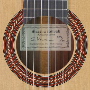 Sascha Nowak Meistergitarre,  Double Top Zeder, Madagaskar Palisander, Mensur 65 cm, Baujahr 2020, Konzertgitarre, Rosette, Schild