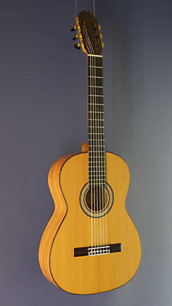 Ricardo Moreno C-M 64 cedar, 64 cm short scale, Spanish Guitar with solid cedar top and eucalyptus on back and sides, classical guitarRicardo Moreno C-M 63 cedar, 63 cm short scale, Spanish Guitar with solid cedar top and eucalyptus on back and sides, cla