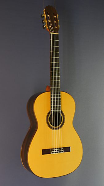 Ricardo Moreno C-Z 63 spruce,  63 cm short scale Spanish Guitar with solid spruce top and cyricote on back and sides, classical guitar